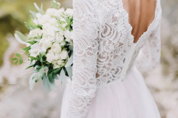 Noiva detém um buquê de casamento, vestido de noiva, detalhes do casamento — Fotografia de Stock