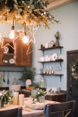 Noel süslemelerinde şenlik mutfağı. Noel yemeği odası. Güzel yeni yıl dekore edilmiş klasik ev dekorasyonu. Yeni yıl ve Noel arkaplanı