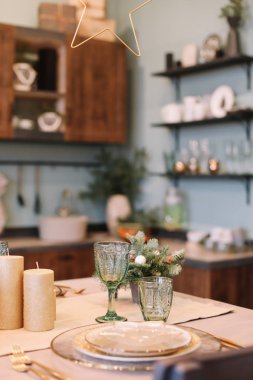 Yılbaşı yemeği için evde şenlik masası. Yeni yıl ve Noel süslemeleri. Kış tatili teması. Mutlu yıllar 2020