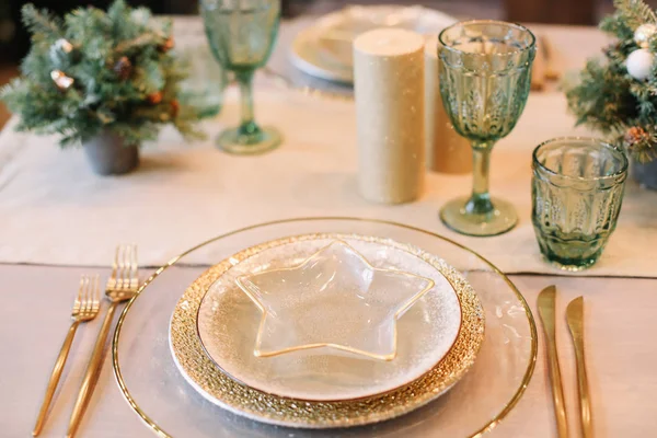 Mesa festiva para la cena de Navidad en casa. Año nuevo y decoraciones navideñas. Tema de vacaciones de invierno. Feliz Año Nuevo 2020 — Foto de Stock