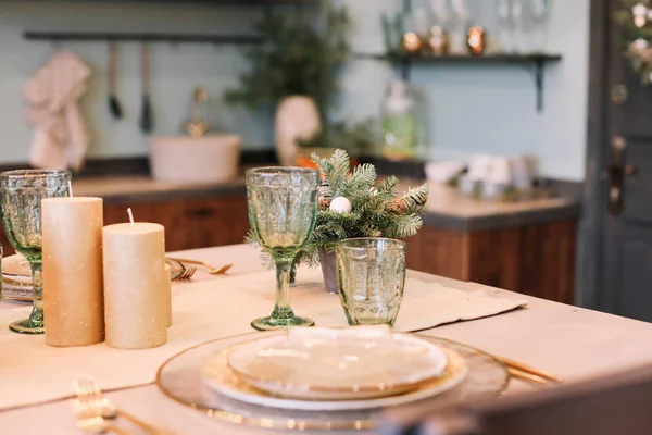 Mesa festiva para la cena de Navidad en casa. Año nuevo y decoraciones navideñas. Tema de vacaciones de invierno. Feliz Año Nuevo 2020 — Foto de Stock