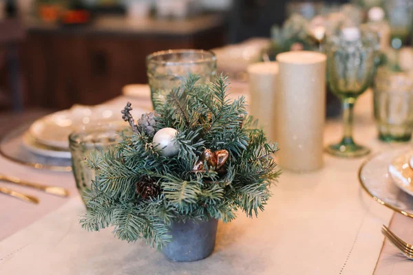 Mesa festiva para la cena de Navidad en casa. Año nuevo y decoraciones navideñas. Tema de vacaciones de invierno. Feliz Año Nuevo 2020 — Foto de Stock