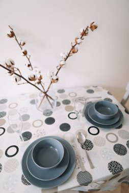 Masa takımı. Festival masasına servis yapmak için sofra takımı ve dekorasyonlar. Tabaklar, şarap bardakları ve çatal bıçak takımı. Mutfak iç tasarımı. 