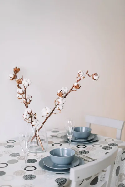 Mesa de ajuste. Vajilla y decoraciones para servir una mesa festiva. Platos, copas de vino y cubiertos. cocina diseño interior . —  Fotos de Stock