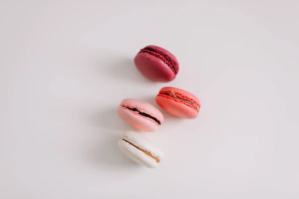 Tasty macarons cookies  on white background. Colorful french desserts. March 8, Spring  background. Valentines, Women, Mothers day concept. Copy space, minimal style, flat lay, top view. — Stock Photo, Image