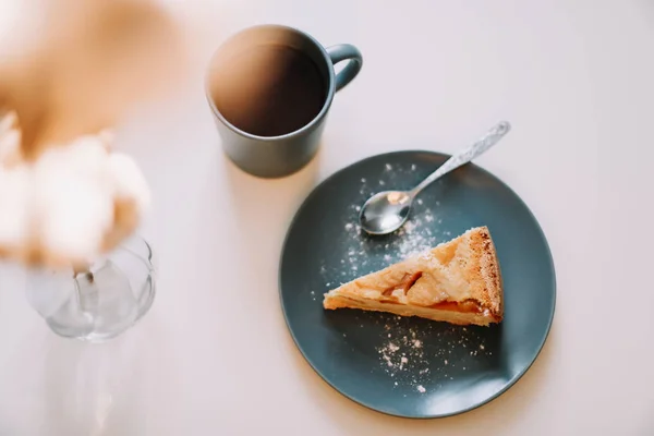 Sepotong pai apel di piring dengan secangkir kopi di atas meja putih. Sarapan dengan kopi dan kue di kafe. fotografi makanan . — Stok Foto