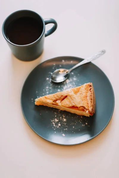 Sepotong pai apel di piring dengan secangkir kopi di atas meja putih. Sarapan dengan kopi dan kue di kafe. fotografi makanan . — Stok Foto