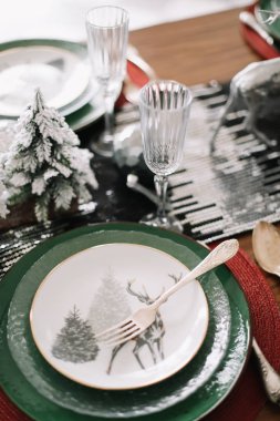 Yılbaşı yemeği için evde şenlik masası. Yeni yıl ve Noel süslemeleri. Kış tatili teması. Mutlu yıllar..