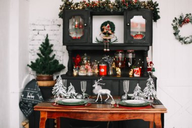 Yılbaşı yemeği için evde şenlik masası. Yeni yıl ve Noel süslemeleri. Kış tatili teması. Mutlu yıllar..