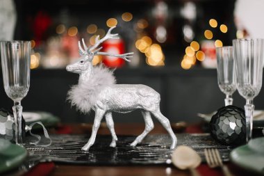 Yılbaşı yemeği için evde şenlik masası. Yeni yıl ve Noel süslemeleri. Kış tatili teması. Mutlu yıllar..