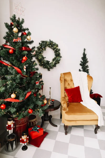 Piękny salon urządzony na Boże Narodzenie. Noworoczne wnętrze. Ozdobiona jodła z girlandami i kulkami, świąteczne dekoracje wnętrz — Zdjęcie stockowe