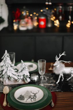Yılbaşı yemeği için evde şenlik masası. Yeni yıl ve Noel süslemeleri. Kış tatili teması. Mutlu yıllar..