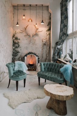 Noel için dekore edilmiş klasik bir iç mekan. Yapay şömine. Şık Noel minimalist iç mekanı, beyaz oturma odası