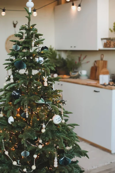 Una hermosa sala de estar decorada para Navidad. Interior de Año Nuevo. Abeto decorado con guirnaldas y bolas, decoraciones interiores festivas — Foto de Stock