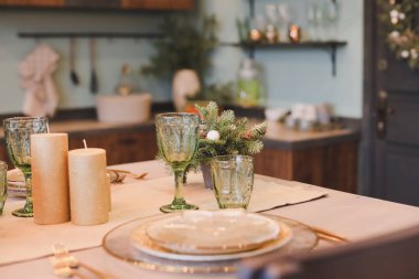 Yılbaşı yemeği için evde şenlik masası. Yeni yıl ve Noel süslemeleri. Kış tatili teması. Mutlu yıllar..