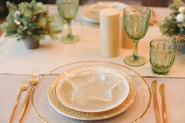 Mesa festiva para la cena de Navidad en casa. Año nuevo y decoraciones navideñas. Tema de vacaciones de invierno. Feliz Año Nuevo . — Foto de Stock