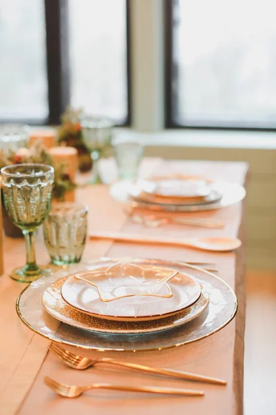 Table de fête pour le dîner de Noël à la maison. Nouvel an et décorations de Noël. Thème des vacances d'hiver. Bonne année . — Photo