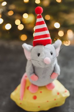 Küçük fare oyuncağı, 2020 'nin sembolü. Yeni yıl süsü. Yeni Yıl 2020 Sembolü. Noel kartı geldi. Seçici odak.