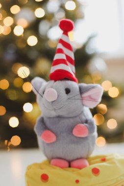 Küçük fare oyuncağı, 2020 'nin sembolü. Yeni yıl süsü. Yeni Yıl 2020 Sembolü. Noel kartı geldi. Seçici odak.