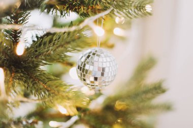 Noel ağacı dalına Noel topları asılmış. Mücevherler ve çam ağacı dalları. Noel ve Yeni Yıl geçmişi