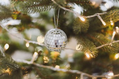 Noel ağacı dalına Noel topları asılmış. Mücevherler ve çam ağacı dalları. Noel ve Yeni Yıl geçmişi