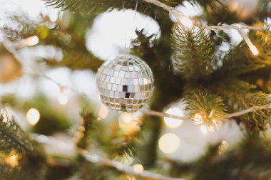 Noel ağacı dalına Noel topları asılmış. Mücevherler ve çam ağacı dalları. Noel ve Yeni Yıl geçmişi