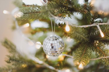 Noel ağacı dalına Noel topları asılmış. Mücevherler ve çam ağacı dalları. Noel ve Yeni Yıl geçmişi