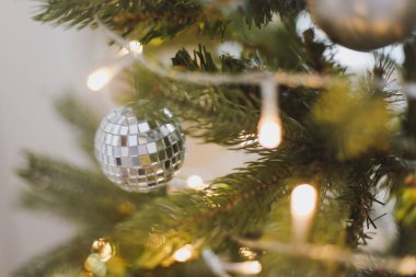 Noel ağacı dalına Noel topları asılmış. Mücevherler ve çam ağacı dalları. Noel ve Yeni Yıl geçmişi