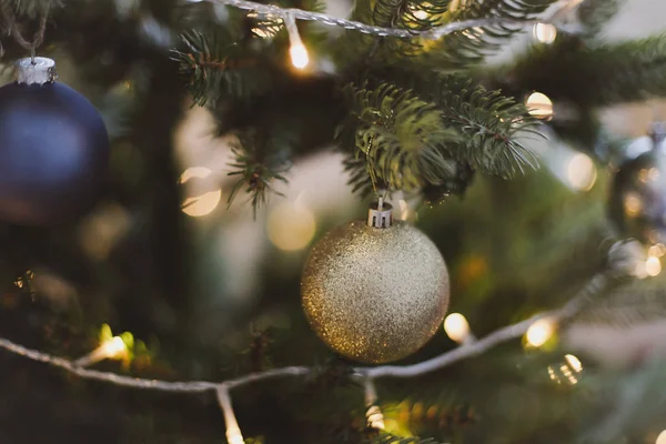 Karácsonyi bálok lógnak a karácsonyfa ágon. Luc faágak és baubles. Karácsonyi és újévi háttér — Stock Fotó