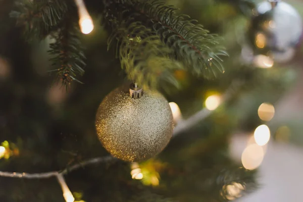 Karácsonyi bálok lógnak a karácsonyfa ágon. Luc faágak és baubles. Karácsonyi és újévi háttér — Stock Fotó