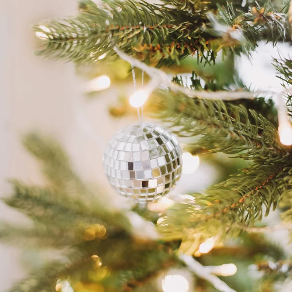 Karácsonyi bálok lógnak a karácsonyfa ágon. Luc faágak és baubles. Karácsonyi és újévi háttér — Stock Fotó