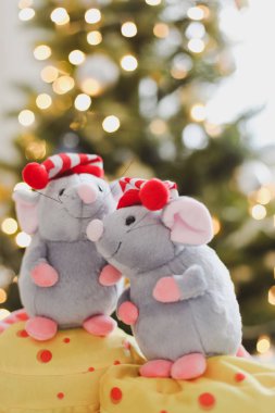 Küçük fare oyuncağı, 2020 'nin sembolü. Yeni yıl süsü. Yeni Yıl 2020 Sembolü. Noel kartı geldi. Seçici odak.