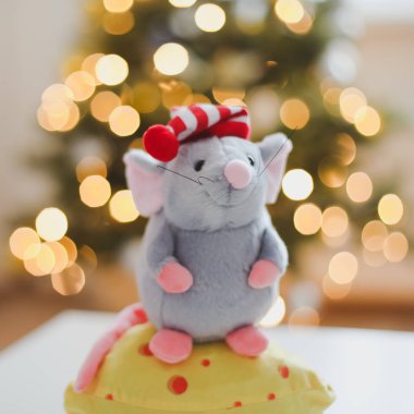 Küçük fare oyuncağı, 2020 'nin sembolü. Yeni yıl süsü. Yeni Yıl 2020 Sembolü. Noel kartı geldi. Seçici odak.