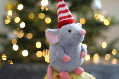 Küçük fare oyuncağı, 2020 'nin sembolü. Yeni yıl süsü. Yeni Yıl 2020 Sembolü. Noel kartı geldi. Seçici odak.