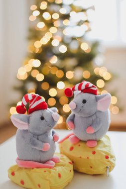 Küçük fare oyuncağı, 2020 'nin sembolü. Yeni yıl süsü. Yeni Yıl 2020 Sembolü. Noel kartı geldi. Seçici odak.