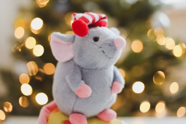 Küçük fare oyuncağı, 2020 'nin sembolü. Yeni yıl süsü. Yeni Yıl 2020 Sembolü. Noel kartı geldi. Seçici odak.