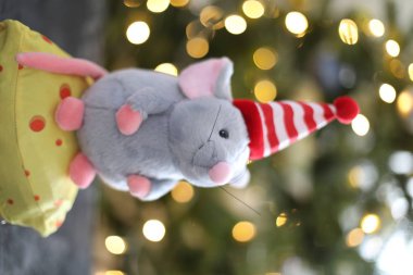 Küçük fare oyuncağı, 2020 'nin sembolü. Yeni yıl süsü. Yeni Yıl 2020 Sembolü. Noel kartı geldi. Seçici odak.