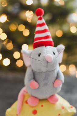 Küçük fare oyuncağı, 2020 'nin sembolü. Yeni yıl süsü. Yeni Yıl 2020 Sembolü. Noel kartı geldi. Seçici odak.