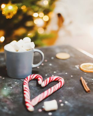 Şekerlemeli, bastonlu, mandalinalı. Yeni yıl hala hayattadır. Noel ağacı. Noel, kış, yeni yıl konsepti. Düz yatıyordu
