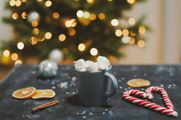 Tazza con marshmallow, canna da zucchero, mandarini. Natura morta di Capodanno. Albero di Natale. Natale, inverno, concetto di Anno nuovo. Posa piatta — Foto Stock