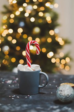 Şekerlemeli, bastonlu, mandalinalı. Yeni yıl hala hayattadır. Noel ağacı. Noel, kış, yeni yıl konsepti. Düz yatıyordu