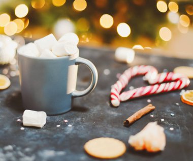 Şekerlemeli, bastonlu, mandalinalı. Yeni yıl hala hayattadır. Noel ağacı. Noel, kış, yeni yıl konsepti. Düz yatıyordu