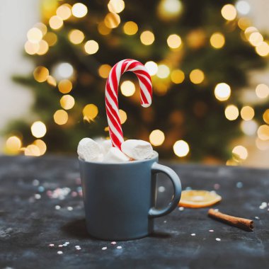 Şekerlemeli, bastonlu, mandalinalı. Yeni yıl hala hayattadır. Noel ağacı. Noel, kış, yeni yıl konsepti. Düz yatıyordu