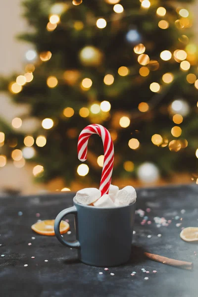 Kelyhet mályvacukorral, cukornáddal, mandarinnal. Újévi csendélet. Karácsonyfa. Karácsony, tél, újév koncepció. Lapos fektetés — Stock Fotó