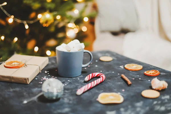 Tazza con marshmallow, canna da zucchero, mandarini. Natura morta di Capodanno. Albero di Natale. Natale, inverno, concetto di Anno nuovo. Posa piatta — Foto Stock