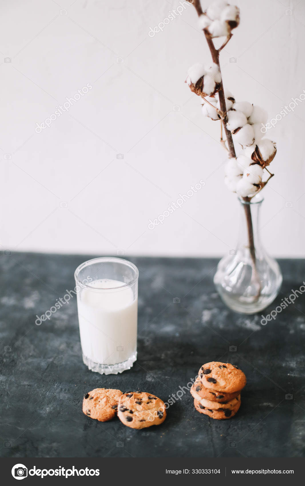 Glas mit frischer Milch  und  Schokoladenkeksen 