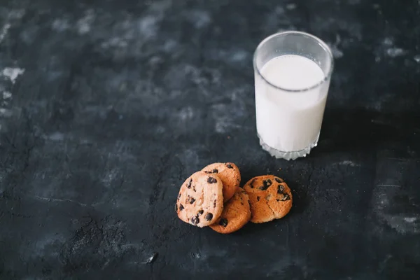 Vaso con leche fresca y galletas con chispas de chocolate. Galletas de avena y vaso de leche para el desayuno. Buenos días saludables. — Foto de Stock