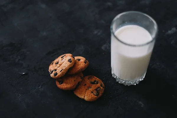 Vaso con leche fresca y galletas con chispas de chocolate. Galletas de avena y vaso de leche para el desayuno. Buenos días saludables. —  Fotos de Stock