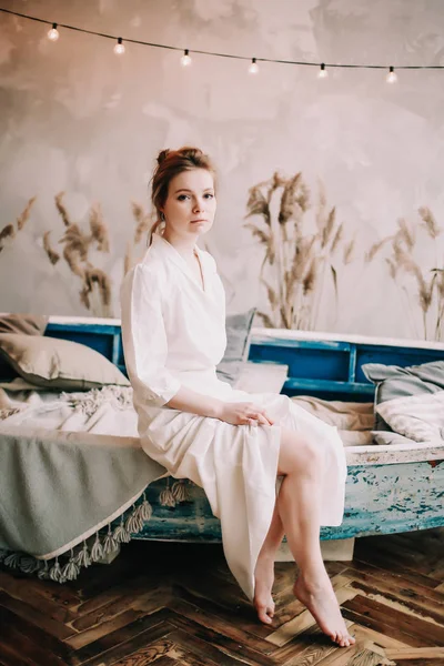 Portret van een aantrekkelijke jonge vrouw in witte jurk. Creatieve schoonheidsfoto. Fashion style foto van een lente vrouwen. — Stockfoto