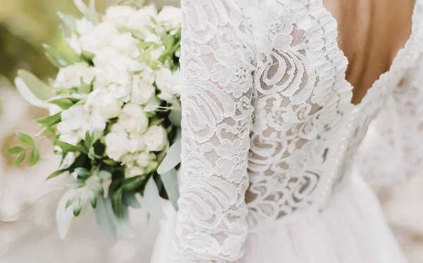 Bride holds a wedding bouquet, wedding dress, wedding details — Stock Photo, Image